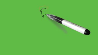 Düz duran yaşlı kişi elini kalçasında ve sol kolunda kırmızı tişört, mavi pantolon, sarı şapka ve soyut yeşil arka planda siyah çizgili kahverengi ayakkabı giyerek öne doğru uzat.