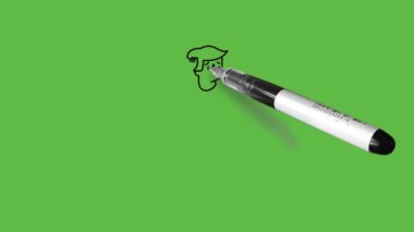 İki eli de kırmızı tişört, gri knicker, siyah şapka ve soyut yeşil arka planda siyah çizgili beyaz ayakkabılar giyerek derin bir şekilde dik duran bir çocuk çiz.