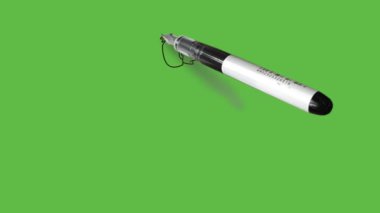 Gri saçlı, sevinçle gülümseyen genç bir çocuk birinci sırada duruyor ve ellerini havada altın madalya, kırmızı gömlek, gri pantolon ve soyut yeşil arka planda siyah çizgili beyaz ayakkabılar giyerek havaya kaldırıyor.