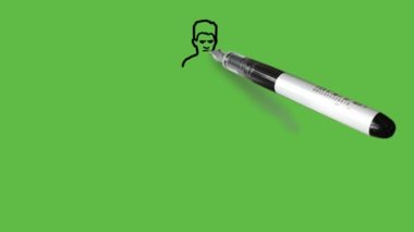 Koyu tenli, üzgün suratlı, dik duran iki elini koltukaltında tut mavi tişört, knicker, soyut yeşil arka planda siyah çizgili ayakkabılar.