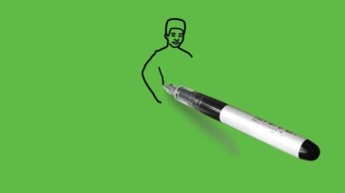 Koyu tenli küçük bir çocuk çizer sağ elini kalçasında ve solunda yeşil tişört, sarı knicker, mavi ve beyaz ayakkabı ve soyut yeşil arka planda siyah çizgili