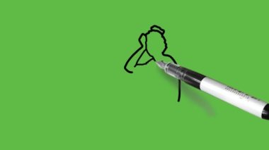 Yerde oturan genç kızı çiz bacaklarını çapraz yap ve dizinin desteğiyle sağ elini başının üstüne koy pembe tişört, mavi kısa pantolon ve soyut yeşil arka planda siyah çizgili ayakkabılar giy.