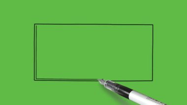 Sağ köşesinde tebeşir kutusu olan ve soyut yeşil ekran arkaplan üzerinde siyah çizgili dikdörtgen biçimli boş yeşil tahta çiz
