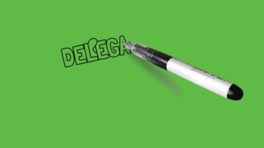 İnsan eli giysisinin kol manşetlerini çiz ve soyut yeşil ekran arka planında siyah çizgili diğer ellere DeLEGate süresini ver   