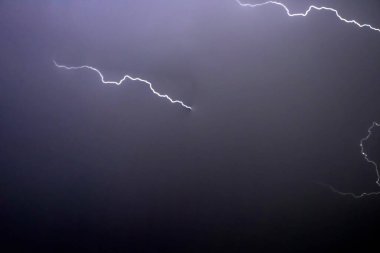 Keskin ve parlak gök gürültüsü yaz mevsiminde gece gökyüzünde
