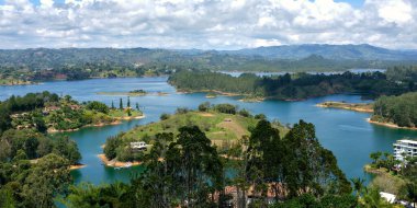 Guatape, Kolombiya 'daki Piedra del Penol' den hava görüntüsü. Yüksek kalite fotoğraf