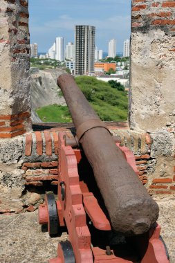 Kolombiya, Cartagena 'daki San Felipe de Barajas kalesinde eski bir top. Yüksek kalite fotoğraf