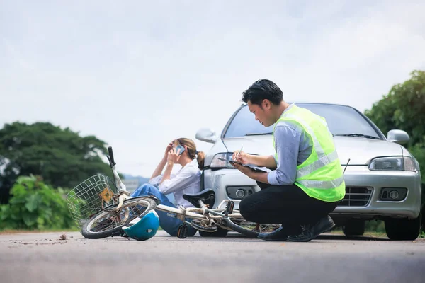 Unfall Crash Oder Kollision Von Auto Fahrrad Freien Menschen Einbeziehen — Stockfoto