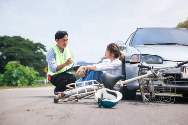 Unfall Crash Oder Kollision Von Auto Fahrrad Freien Menschen Einbeziehen — Stockfoto