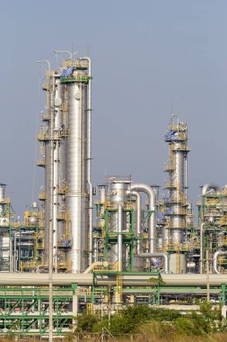 Petrol gaz rafinerisi. May 'e petrol, üretim ya da petrokimya fabrikası deniyor. Çelik boru, boru hattı ve tankı olan mühendislik teknolojisinden endüstriyel fabrika inşaatı. Güç enerjisi işi.
