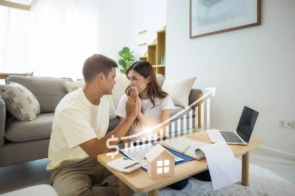 家庭や家の中でアジアのカップル グラフ ラップトップ 計算機 テーブル上のドキュメントの増加が含まれます 家の価値 市場価格 ローン 不動産 不動産の概念 — ストック写真
