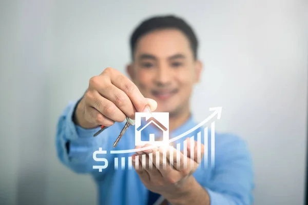 Επιχειρηματίας Πωλητής Κρατήσει Μοντέλο Του Σπιτιού Σπίτι Συμπεριλάβετε Γράφημα Αύξησης — Φωτογραφία Αρχείου