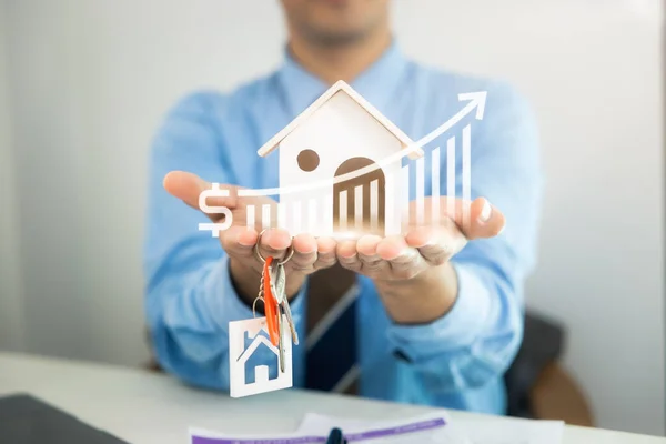 Επιχειρηματίας Πωλητής Κρατήσει Μοντέλο Του Σπιτιού Σπίτι Συμπεριλάβετε Γράφημα Αύξησης — Φωτογραφία Αρχείου