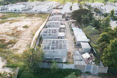 İnşaat halinde olan ev ya da ev, zemin planı, beton bina, kiriş, çerçeve veya yapı olarak adlandırılan çatı çeliğinden oluşuyor. Mimarlık ve mühendislikten gayrimenkul veya mülk.