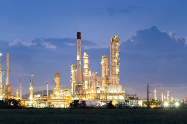 Petrol gaz rafinerisi. May 'e petrol, üretim ya da petrokimya fabrikası deniyor. Çelik boru, boru hattı ve tankı olan mühendislik teknolojisinden endüstriyel fabrika inşaatı. Güç enerjisi işi.