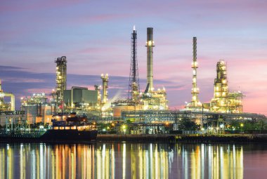 Petrol gaz rafinerisi. May 'e petrol, üretim ya da petrokimya fabrikası deniyor. Çelik boru, boru hattı ve tankı olan mühendislik teknolojisinden endüstriyel fabrika inşaatı. Güç enerjisi işi.