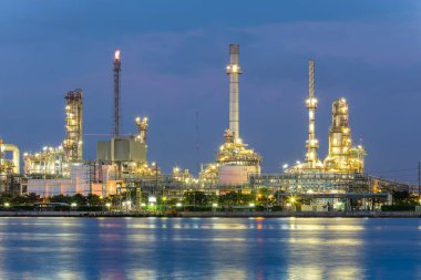 Petrol gaz rafinerisi. May 'e petrol, üretim ya da petrokimya fabrikası deniyor. Çelik boru, boru hattı ve tankı olan mühendislik teknolojisinden endüstriyel fabrika inşaatı. Güç enerjisi işi.