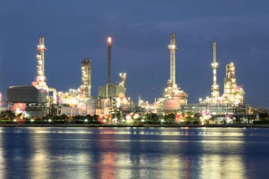 Petrol gaz rafinerisi. May 'e petrol, üretim ya da petrokimya fabrikası deniyor. Çelik boru, boru hattı ve tankı olan mühendislik teknolojisinden endüstriyel fabrika inşaatı. Güç enerjisi işi.