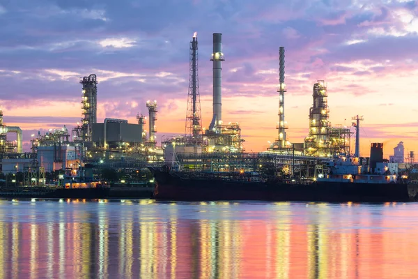 Öljynjalostamo May Kutsutaan Öljy Tuotanto Tai Petrokemian Laitos Teollisuuden Tehtaan — kuvapankkivalokuva