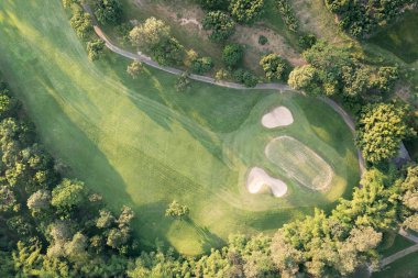 Golf sahası, manzara ya da hava manzaralı yeşil alan. Çimenler, çimenler, yamaç ve çukur dahil. Golfçüler için oyun, spor, açık hava eğlence etkinliği için tasarım.