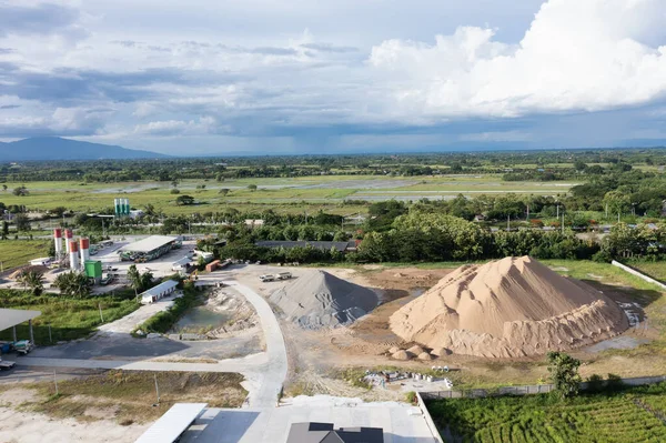 Pilha Areia Rocha Cascalho Planta Concreto Com Fundo Céu Vista — Fotografia de Stock