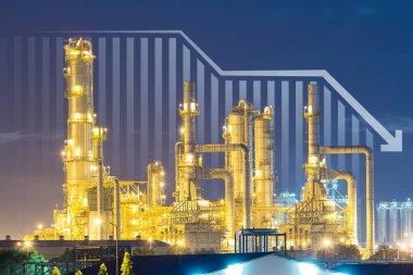 Petrol gazı rafinerisi ya da petrokimya fabrikası. Oku, grafiği veya çubuk grafiğini dahil et. Üretim eğilimi, piyasa fiyatı, talep, arz azalır. İş, endüstri, yakıt, enerji kavramı.