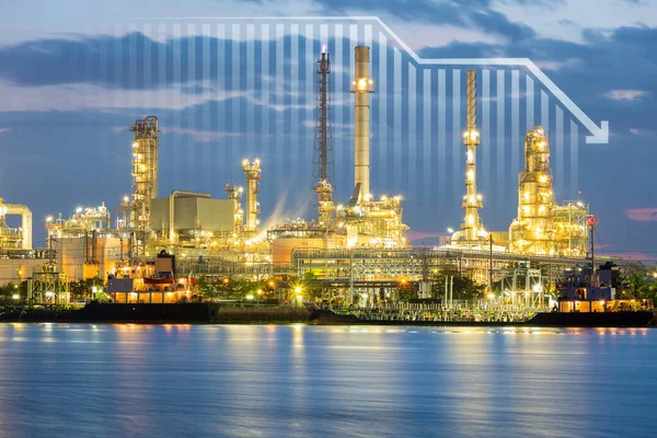石油ガス精製所または石油化学プラント グラフ または棒グラフが含まれます 市場価格 供給の減少傾向または低 ビジネス 電力の概念 — ストック写真
