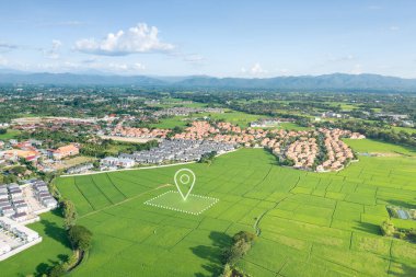 Arazi havadan görünüyor. Mülk için GPS tescil araştırması, harita için gayri menkul, yer ve alan. Konut inşaatı ve geliştirme konsepti. Ayrıca ev, satılık ev, al, al.,