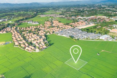 Arazi havadan görünüyor. Harita için boş bölgenin kayıt sembolünü tanımla. Ev, ev ya da konut gibi iş yerleri için gayrimenkul veya mülk. geliştirme, satış, kira, satın alma veya satın alma.