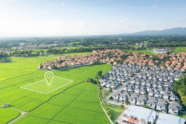 Arazi havadan görünüyor. Harita için boş bölgenin kayıt sembolünü tanımla. Ev, ev ya da konut gibi iş yerleri için gayrimenkul veya mülk. geliştirme, satış, kira, satın alma veya satın alma.