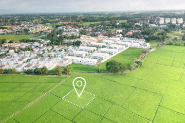 Arazi havadan görünüyor. Harita için boş bölgenin kayıt sembolünü tanımla. Ev, ev ya da konut gibi iş yerleri için gayrimenkul veya mülk. inşaat, geliştirme, satış, satın alma, yatırım.