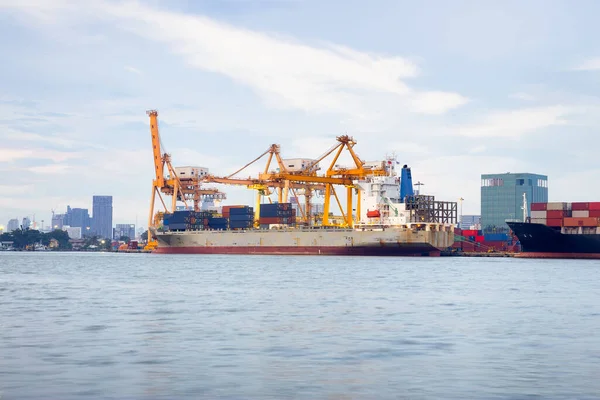 ドック 港または港での貨物船 貨物コンテナをロードするには クレーンで作業します 産業の概念 国際貿易 貨物輸送 輸出入 — ストック写真