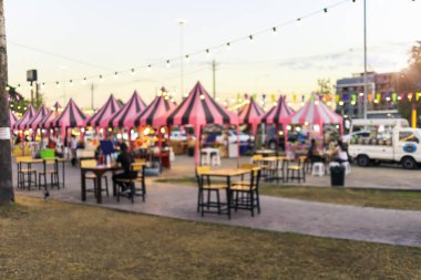 Tayland 'ın Chiang Mai şehrindeki bit pazarı ve yemek fuarının bulanık görüntüsü. Aynı zamanda şenlikli yemek, sokak yemeği de deniyor. Pazar yeri kabin çadırı, dükkan, satıcı ve gıda tezgahından oluşur. İnsanlarla meşgul..