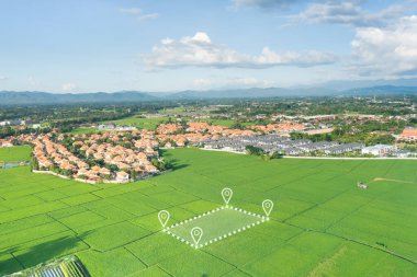 Arazi havadan görünüyor. Mülk için GPS tescil araştırması, harita için gayri menkul, yer ve alan. Konut inşaatı ve geliştirme konsepti. Ayrıca ev, satılık ev, al, al.,