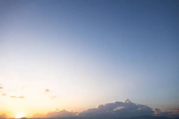 Piękne Niebo Chmura Wysokości Obejmują Przestrzeń Światło Natury Zachód Słońca — Zdjęcie stockowe