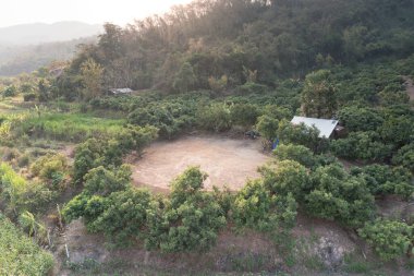 Havadan bakıldığında toprak ve arazi dolup taşıyor. Manzarayı, dışarıdaki boş ya da boş alanı da dahil et. Nan, Tayland 'da küçük arsa, satış, kira, satın alma, satın alma, ipotek ve yatırım için emlak.