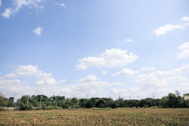 Gökyüzü çok güzel ve bulutlu. Açık hava manzarası uzay, doğanın ışığı, güneş ışığı, ufuk çizgisi veya ufuk çizgisi içerir. Sahne, arkaplan, arkaplan, arkaplan ve duvar kağıdı için sonbaharda gündüz açık mavi renk.