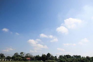 Gökyüzü çok güzel ve bulutlu. Açık hava manzarası uzay, doğanın ışığı, güneş ışığı, ufuk çizgisi veya ufuk çizgisi içerir. Sahne, arkaplan, arkaplan, arkaplan ve duvar kağıdı için sonbaharda gündüz açık mavi renk.