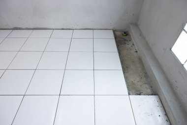 Beyaz kare seramik seramik seramik seramik manzaralı döşeme. İç mekan, dekorasyon, beton zemin, banyo, mutfak ve duş odası için tamamlayıcı malzeme.