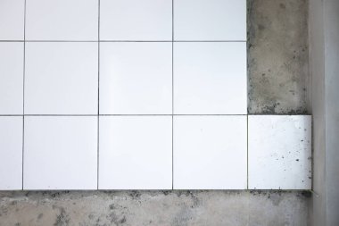 Beyaz kare seramik seramik seramik seramik manzaralı döşeme. İç mekan, dekorasyon, beton zemin, banyo, mutfak ve duş odası için tamamlayıcı malzeme.