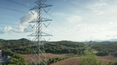 Yayın kulesi havadan görünüyor. Elektrik direği olarak adlandırılan çelik elektrik direği, yüksek voltajlı kabloyu taşımak veya elektrik şebekesi için üst güç hattını desteklemek için çelik yapı çerçevesinden oluşur..