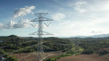 Yayın kulesi havadan görünüyor. Elektrik direği olarak adlandırılan çelik elektrik direği, yüksek voltajlı kabloyu taşımak veya elektrik şebekesi için üst güç hattını desteklemek için çelik yapı çerçevesinden oluşur..