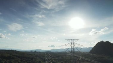 Yayın kulesi havadan görünüyor. Elektrik direği olarak adlandırılan çelik elektrik direği, yüksek voltajlı kabloyu taşımak veya elektrik şebekesi için üst güç hattını desteklemek için çelik yapı çerçevesinden oluşur..