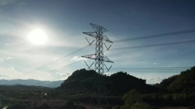 Yayın kulesi havadan görünüyor. Elektrik direği olarak adlandırılan çelik elektrik direği, yüksek voltajlı kabloyu taşımak veya elektrik şebekesi için üst güç hattını desteklemek için çelik yapı çerçevesinden oluşur..