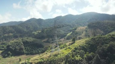 Yayın kulesi havadan görünüyor. Elektrik direği olarak adlandırılan çelik elektrik direği, yüksek voltajlı kabloyu taşımak veya elektrik şebekesi için üst güç hattını desteklemek için çelik yapı çerçevesinden oluşur..