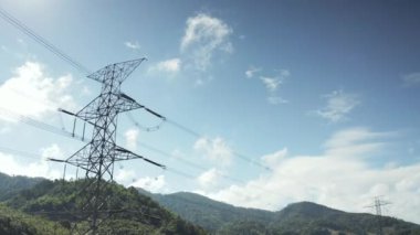 Yayın kulesi havadan görünüyor. Elektrik direği olarak adlandırılan çelik elektrik direği, yüksek voltajlı kabloyu taşımak veya elektrik şebekesi için üst güç hattını desteklemek için çelik yapı çerçevesinden oluşur..