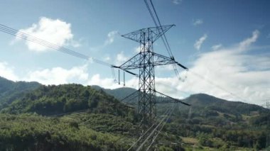 Yayın kulesi havadan görünüyor. Elektrik direği olarak adlandırılan çelik elektrik direği, yüksek voltajlı kabloyu taşımak veya elektrik şebekesi için üst güç hattını desteklemek için çelik yapı çerçevesinden oluşur..