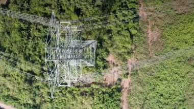 Yayın kulesi havadan görünüyor. Elektrik direği olarak adlandırılan çelik elektrik direği, yüksek voltajlı kabloyu taşımak veya elektrik şebekesi için üst güç hattını desteklemek için çelik yapı çerçevesinden oluşur..