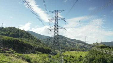 Yayın kulesi havadan görünüyor. Elektrik direği olarak adlandırılan çelik elektrik direği, yüksek voltajlı kabloyu taşımak veya elektrik şebekesi için üst güç hattını desteklemek için çelik yapı çerçevesinden oluşur..