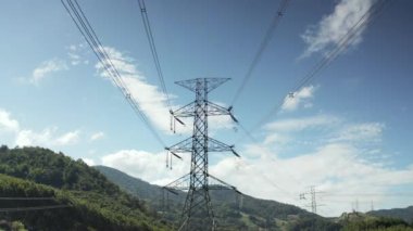 Yayın kulesi havadan görünüyor. Elektrik direği olarak adlandırılan çelik elektrik direği, yüksek voltajlı kabloyu taşımak veya elektrik şebekesi için üst güç hattını desteklemek için çelik yapı çerçevesinden oluşur..
